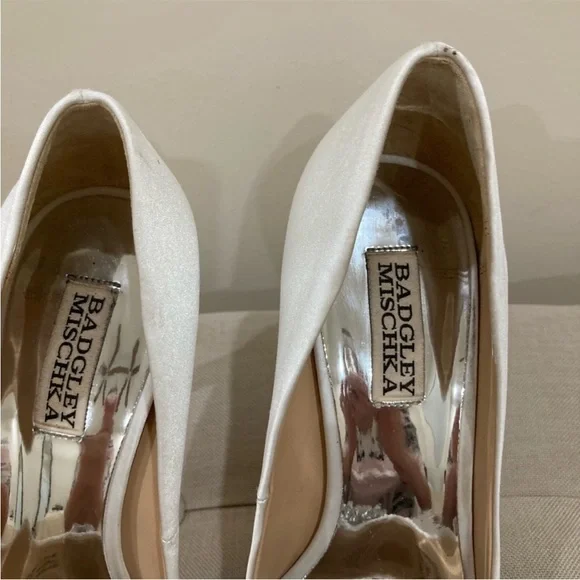 Badgley Mischka White Heels with Crystal Embellishment Size 8 - Picture 8 of 9